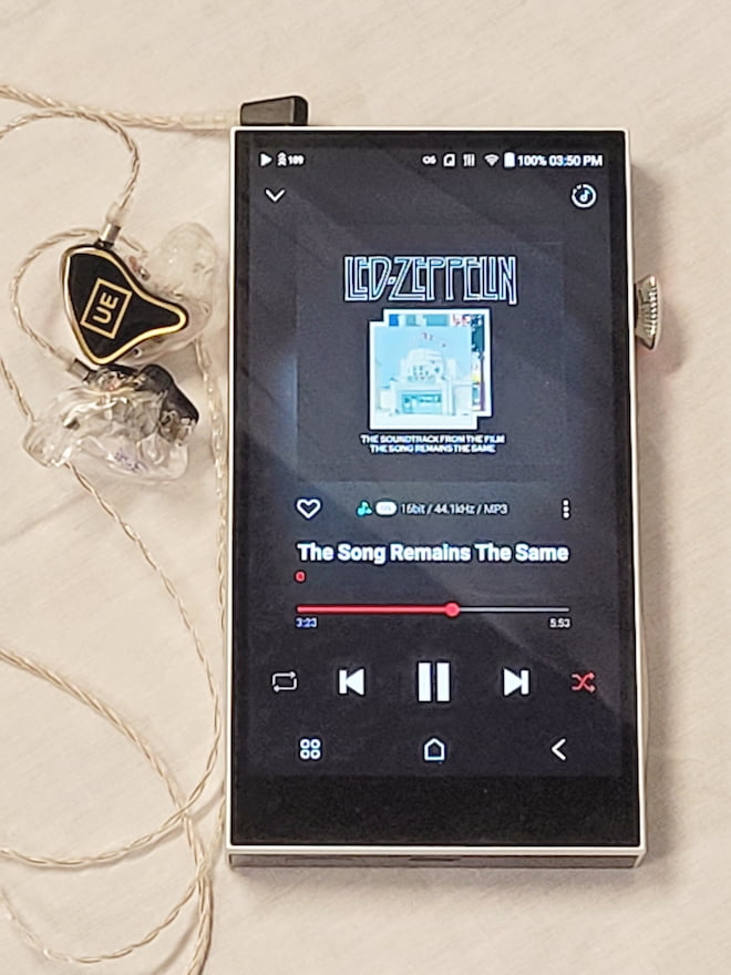 Astell&Kern SE300 DAP Front with IEMs