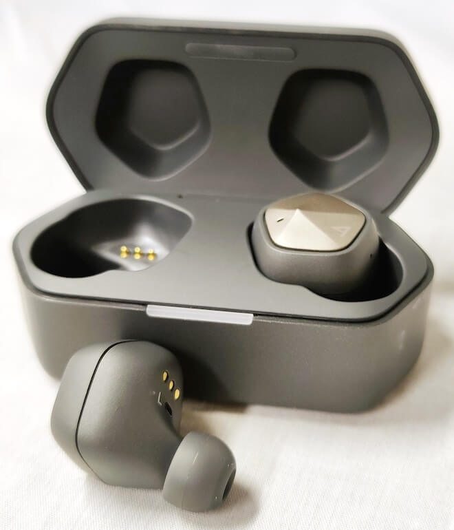 Astell&Kern UW100MKII True Wireless Earbuds with Charging Case