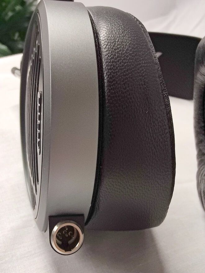 Audeze MM-500 bottom connection